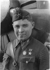 Н. Я. Тотмин на фоне истребителя И-16